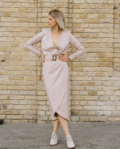 Sukienka damska midi różowego koloru z paskiem