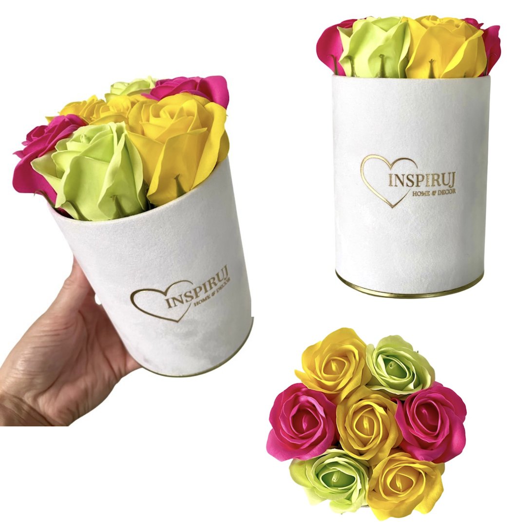 FLOWERBOX Z RÓŻAMI MYDLANYMI KWIATY MYDLANE W PUDEŁKU PREZENT BUKIET KWIATÓW NA WALENTYNKI DLA NIEJ BIAŁY WELUROWY FLOWERBOX ZŁOTE DNO RÓŻE MYDLANE