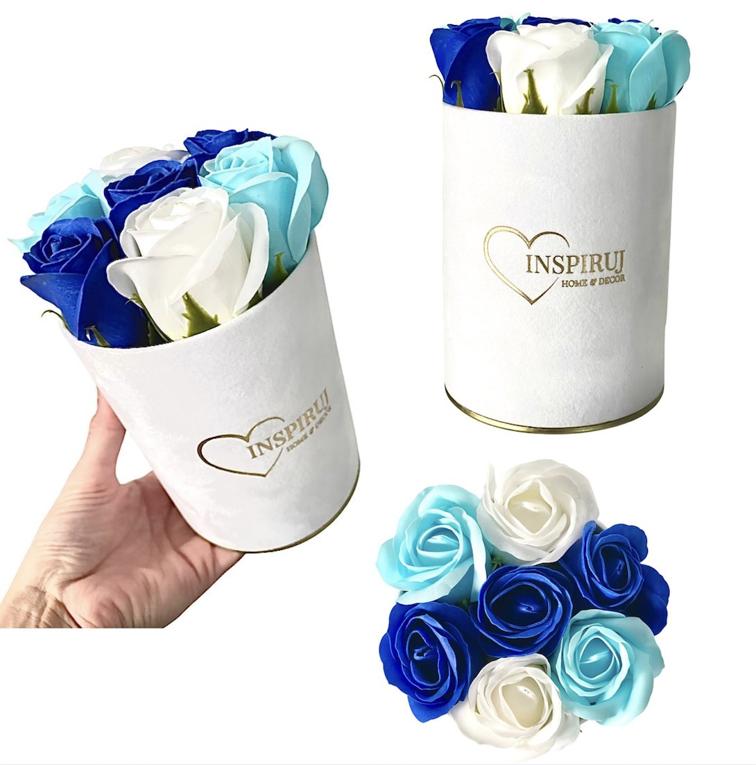FLOWERBOX Z RÓŻAMI MYDLANYMI KWIATY MYDLANE W PUDEŁKU PREZENT BUKIET KWIATÓW NA WALENTYNKI DLA NIEJ BIAŁY WELUROWY FLOWERBOX ZŁOTE DNO MIX NIEBIESKI..