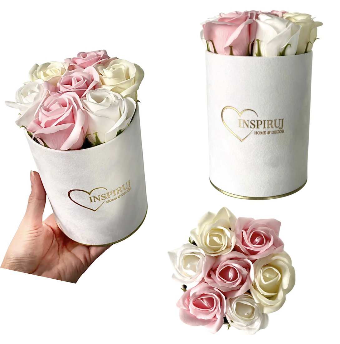 FLOWERBOX Z RÓŻAMI MYDLANYMI KWIATY MYDLANE W PUDEŁKU PREZENT BUKIET KWIATÓW NA WALENTYNKI DLA NIEJ BIAŁY WELUROWY FLOWERBOX ZŁOTE DNO MIX RÓŻOWYCH ..