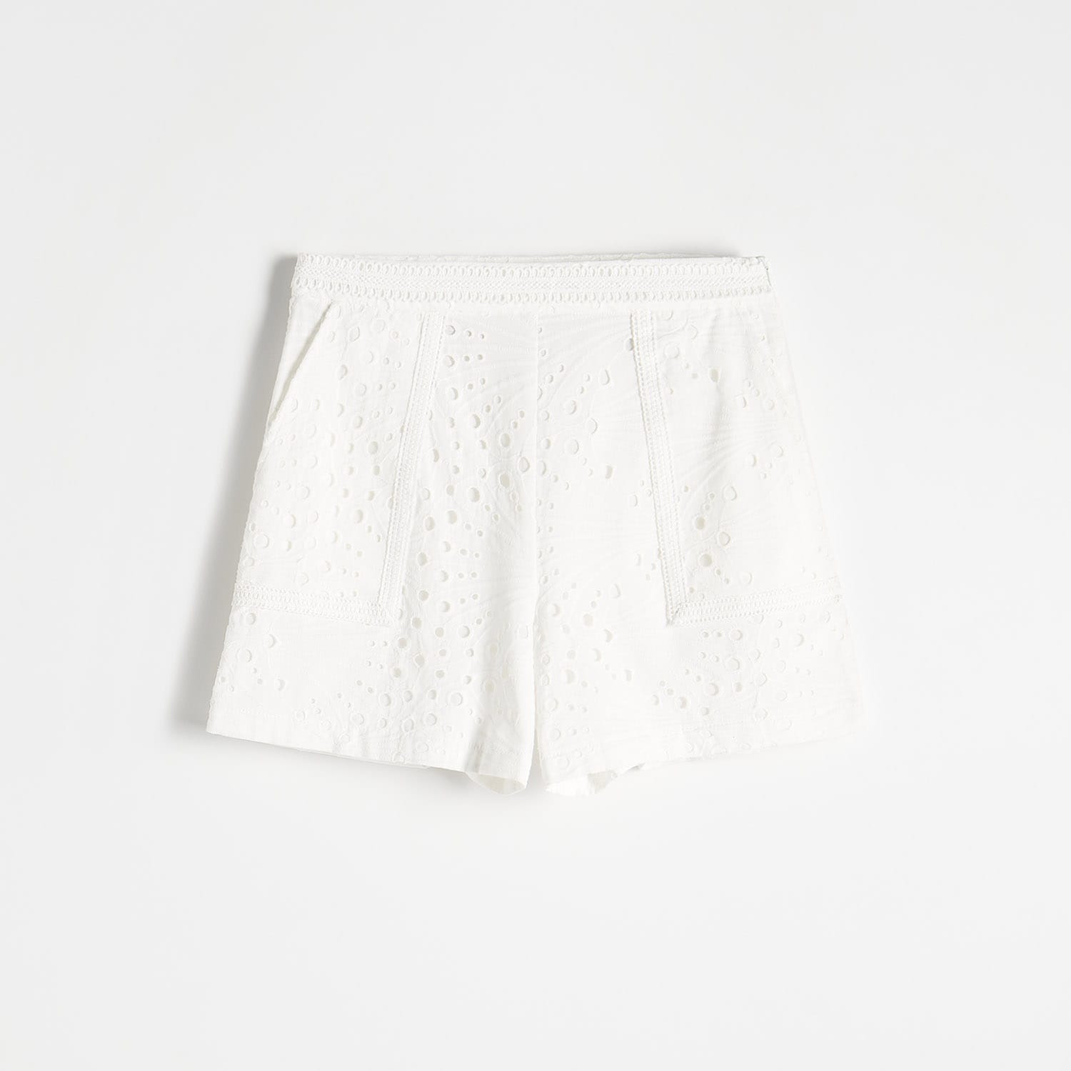 Reserved - Szorty z ażurowym haftem - Biały
