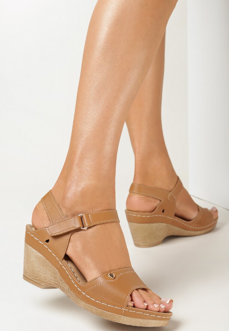 Brązowe Sandały Niskim Koturnie z Rzepem Kycia