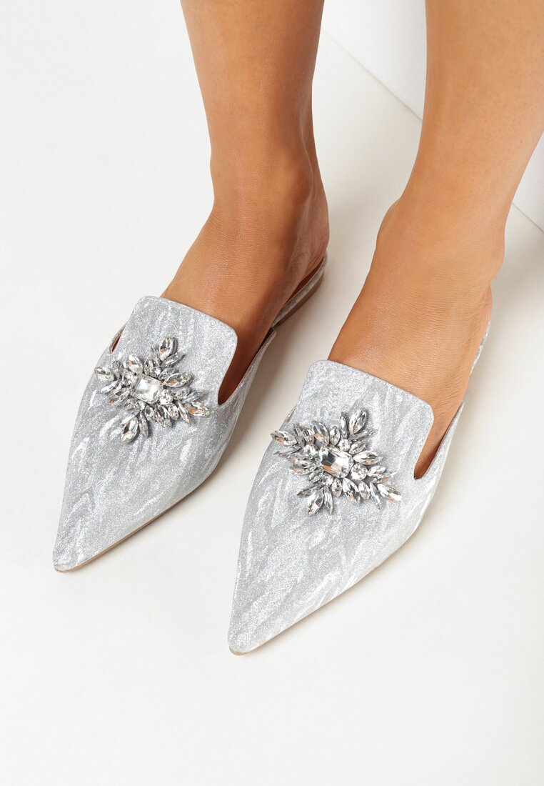 Srebrne Brokatowe Klapki Mule ze Szpiczastym Noskiem w Cyrkonie Vanesine