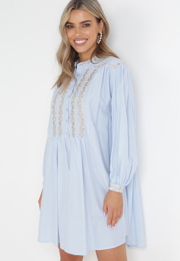 Niebieska Pudełkowa Sukienka Mini z Ozdobnym Haftem Rosenwyn