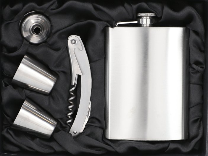 Piersiówka W Zestawie W Opakowaniu Prezentowym