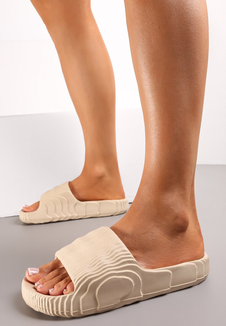 Beżowe Piankowe Klapki z Ozdobnym Tłoczeniem Eupnia