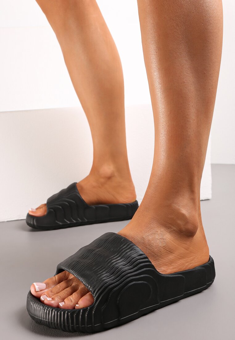 Czarne Piankowe Klapki z Ozdobnym Tłoczeniem Eupnia