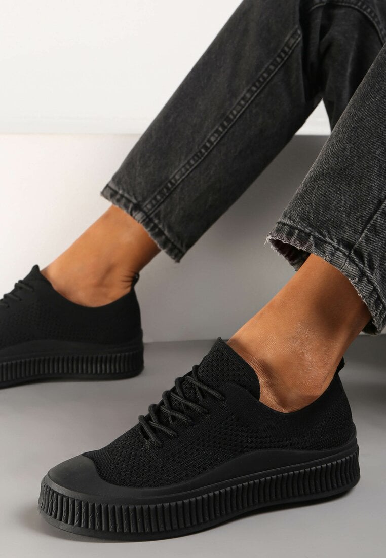 Czarne Trampki z Siateczkową Cholewką i Tłoczoną Podeszwą Lalnai