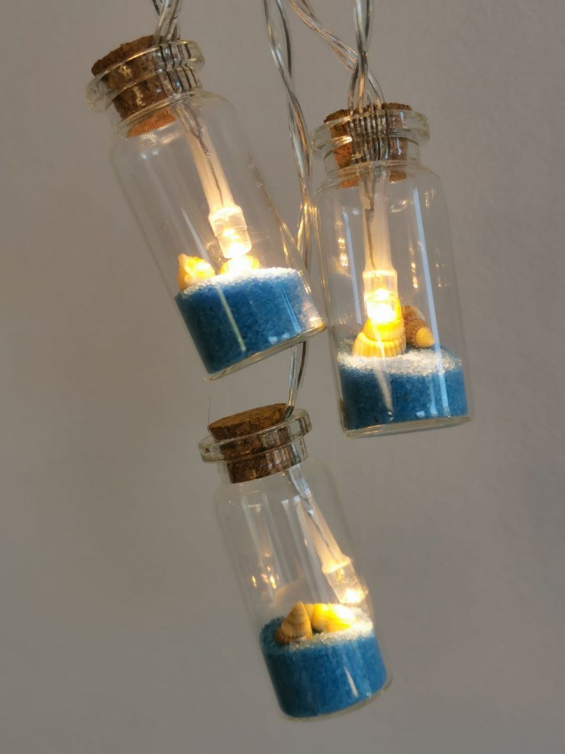 Lampki girlanda na baterie słoiczek z korkiem z piaskiem w kolorze niebieskim i muszelkami 8 LED