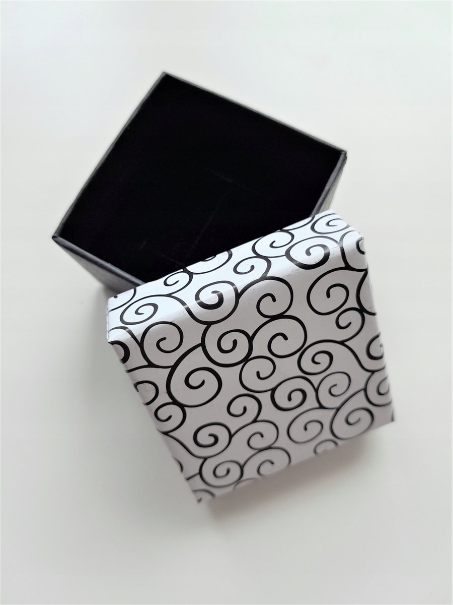 małe pudełko czarne białe opakowanie prezent 5x5