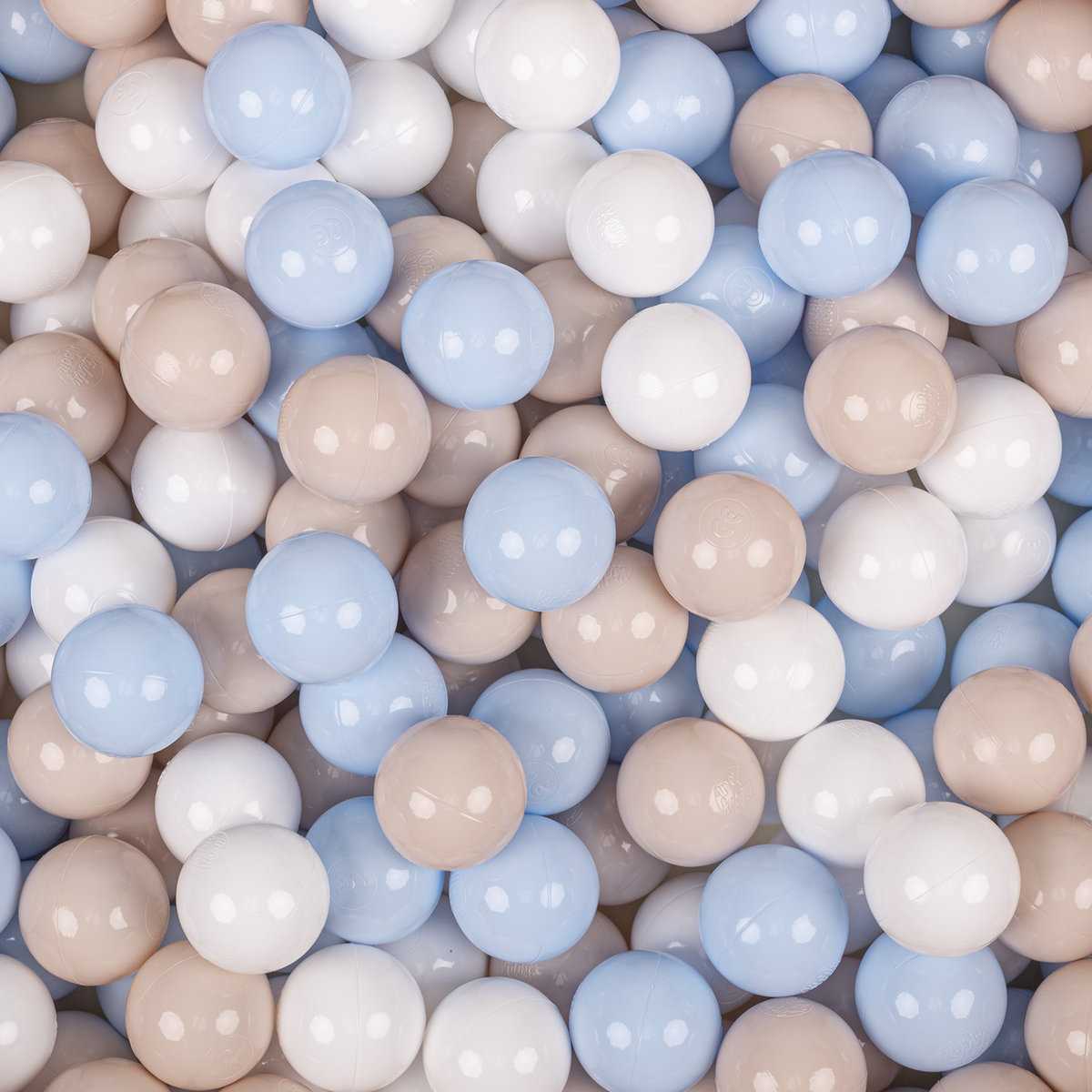 KiddyMoon Plastikowe piłeczki 7cm pastelowy beż-pastelowy niebieski-biały 50 Zabawka zestaw kulek