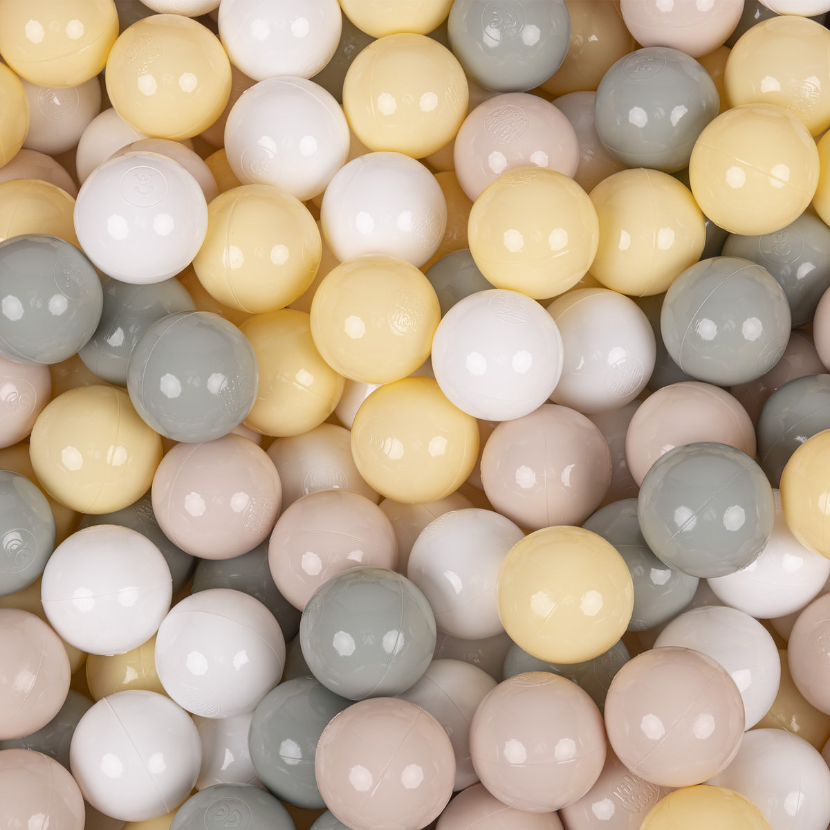 KiddyMoon Plastikowe piłeczki 7cm pastelowy beż-zielonoszary-pastelowy żółty-biały 50 Zabawka zestaw kulek