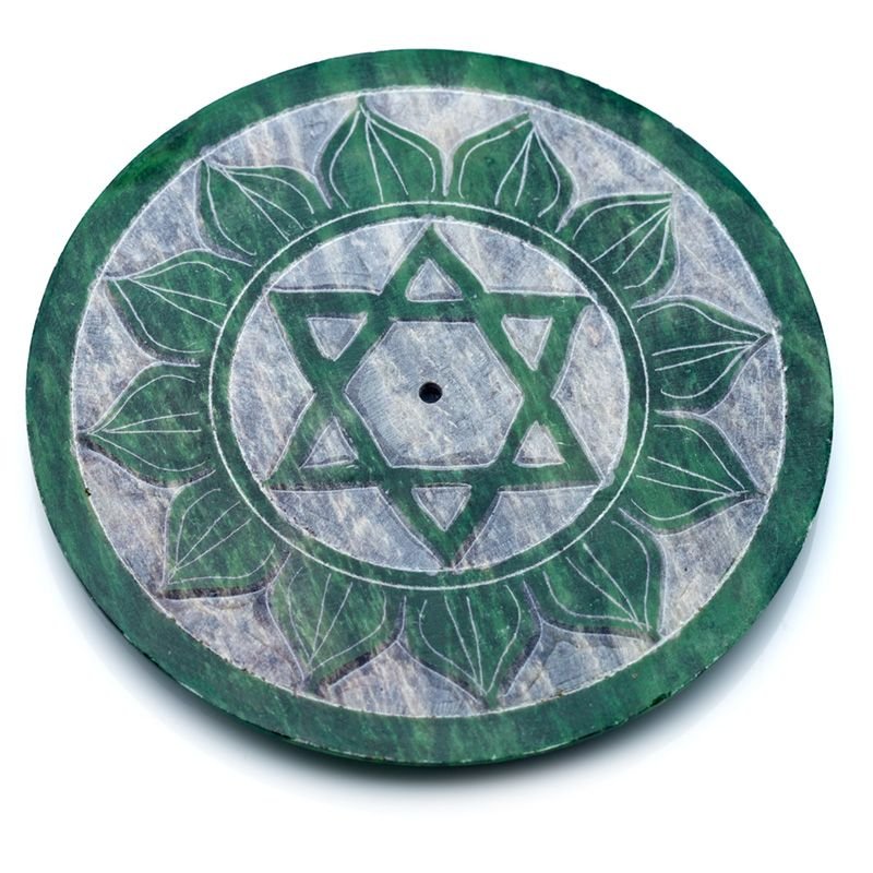 Rzeźbiona okrągła steatytowa podstawka na kadzidełka z motywami Czakr - zielona