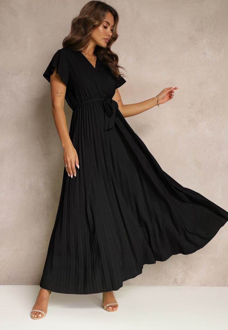 Czarna Koktajlowa Maxi Sukienka Ozdobiona Plisami z Trójkątnym Dekoltem i Wiązaniem w Talii Phoelia