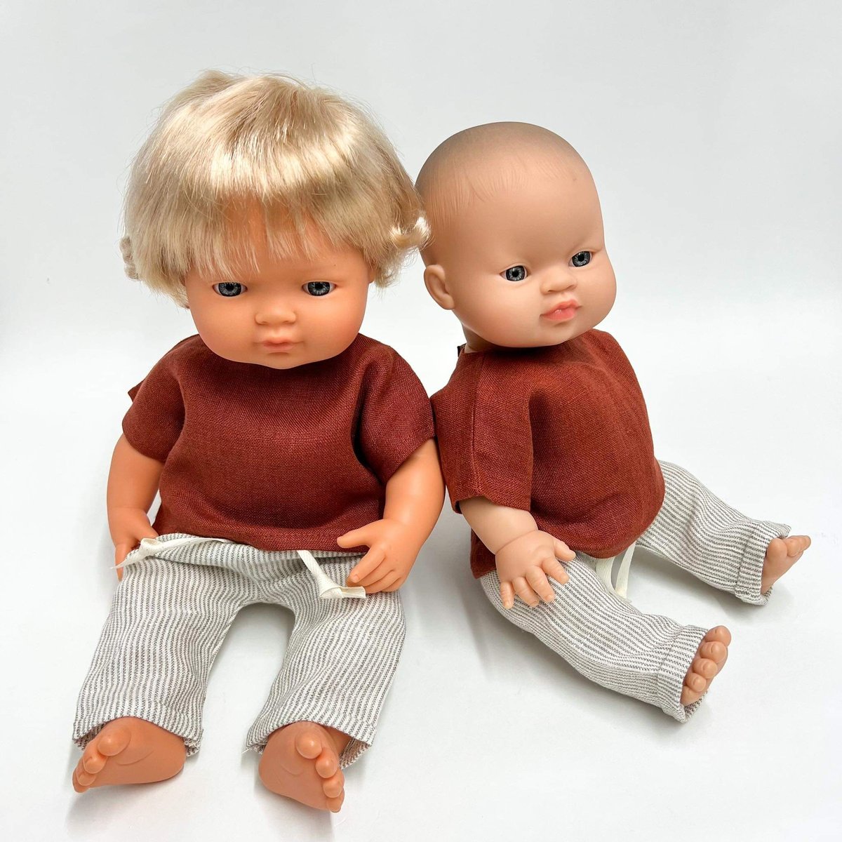 Zestaw lniany, ruda bluzka i spodnie w paski dla lalki Miniland 38cm i Paola Reina