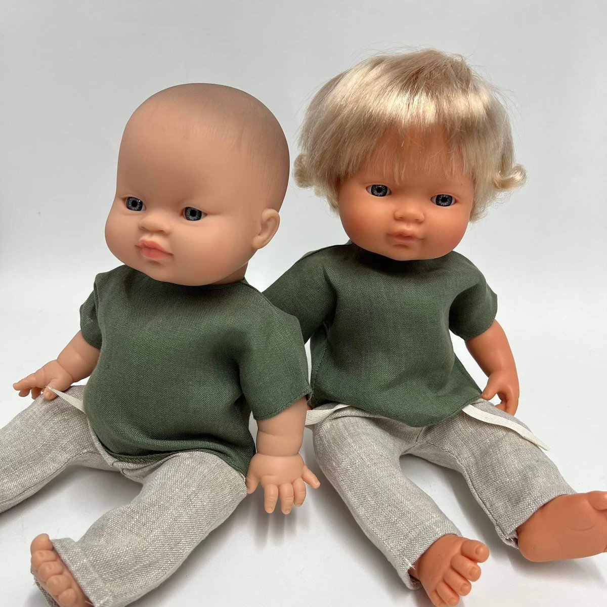 Zestaw lniany, zielona bluzka i spodnie dla lalki Miniland 38cm i Paola Reina
