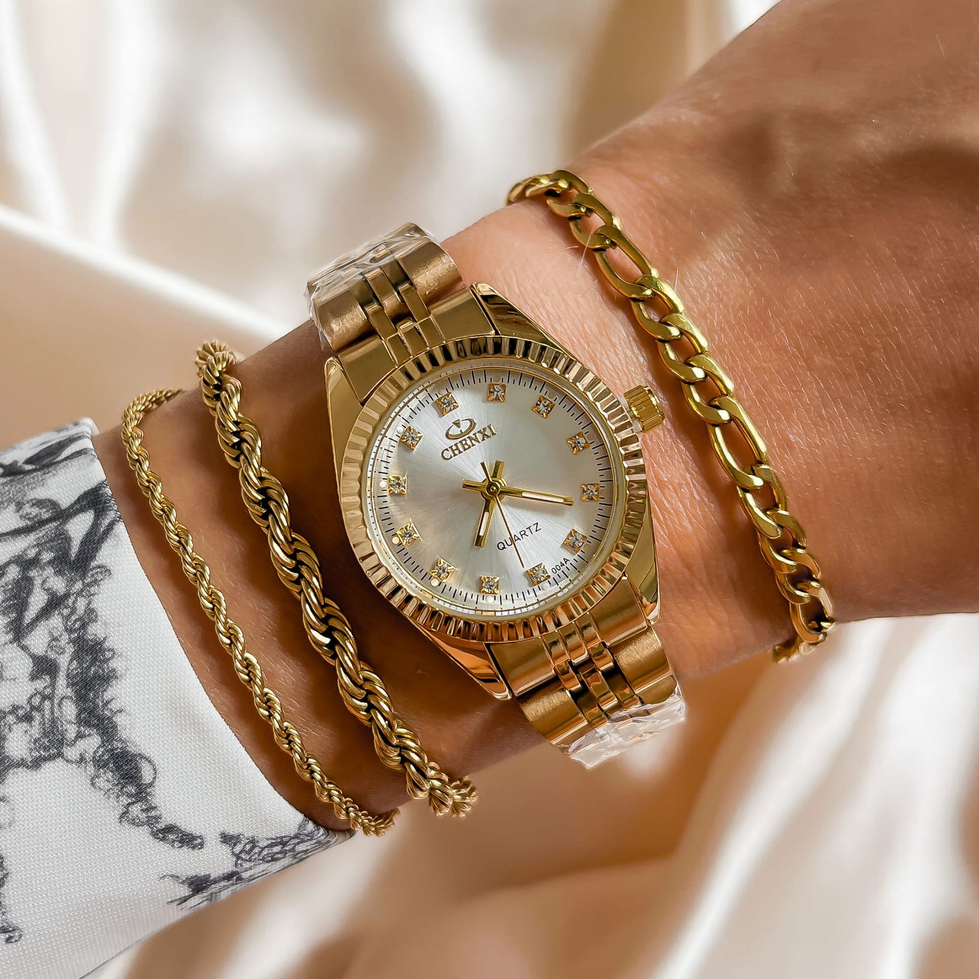 Zegarek damski złoty na bransolecie z jasną tarczą ze stali chirurgicznej