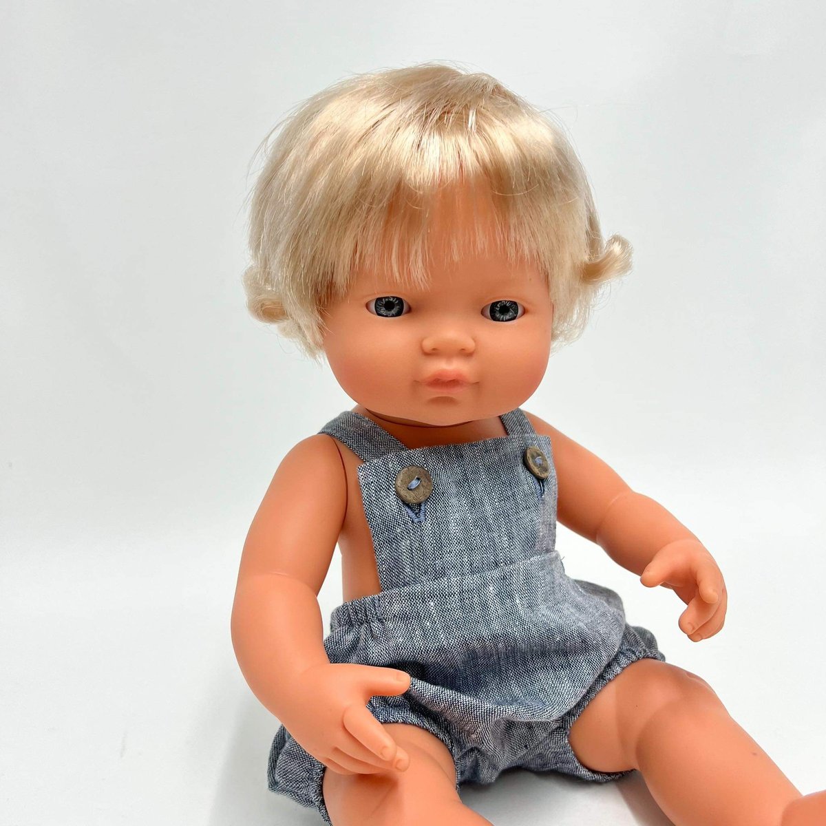 Lniany niebieski kombinezon na szelkach dla lalki Miniland 38cm i Paola Reina