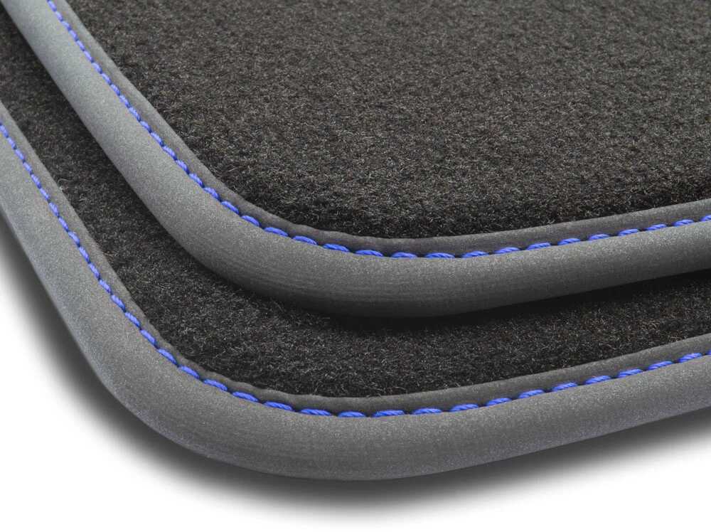 Dywaniki welurowe MOTOS Premium  do Suzuki Ignis 2003-2011 - Czarna lamówka matowa (nubuk) obszyta niebieską nicią