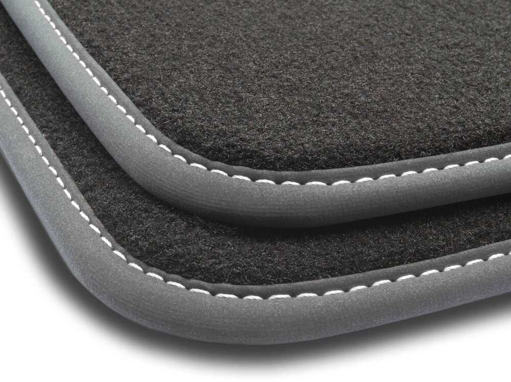 Dywaniki welurowe MOTOS Premium  do Suzuki Swift 2005-2010 - wersja 3-drzwiowa,Czarna lamówka matowa (nubuk) obszyta białą nicią