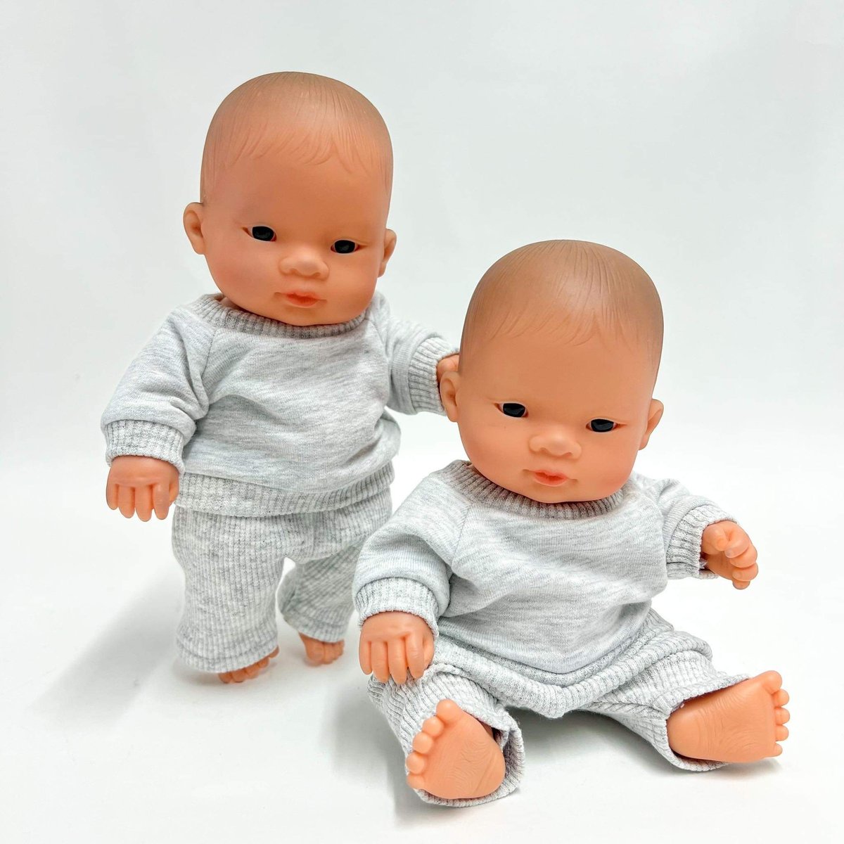 Szary dres dla lalki Miniland 21cm