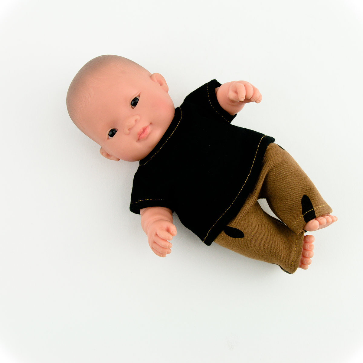 Ubranko dla lalek Miniland 21cm, czarna bluzeczka i brązowe spodenki