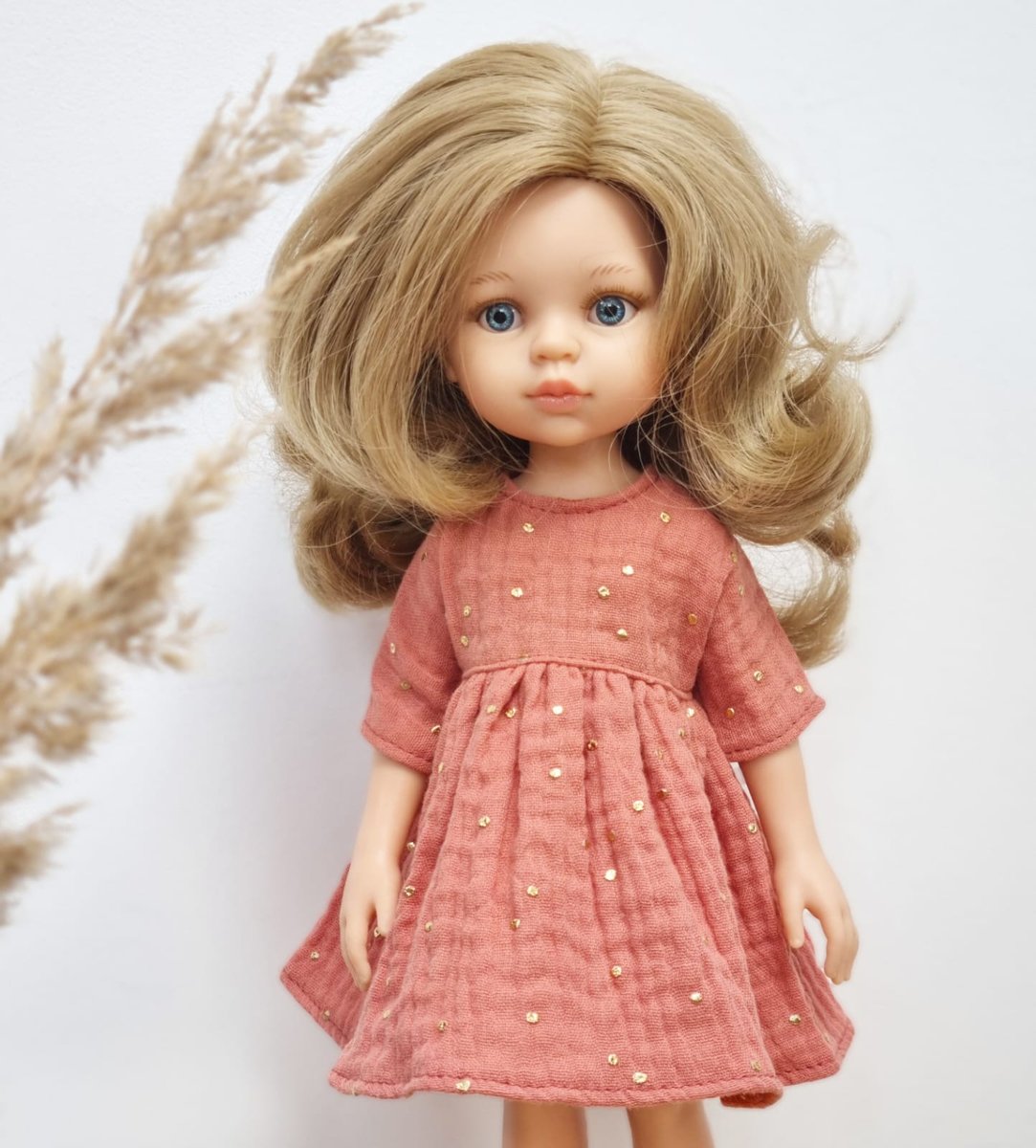 Sukienka muślinowa dla lalki Paola Reina Amigas 32cm, morelowa w złote kropki