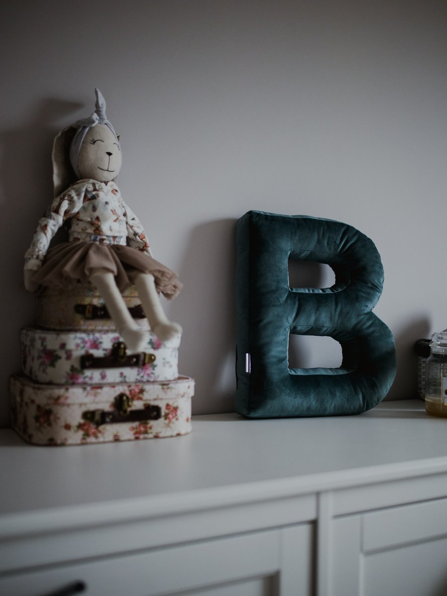 Poduszka dekoracyjna literka L różowa