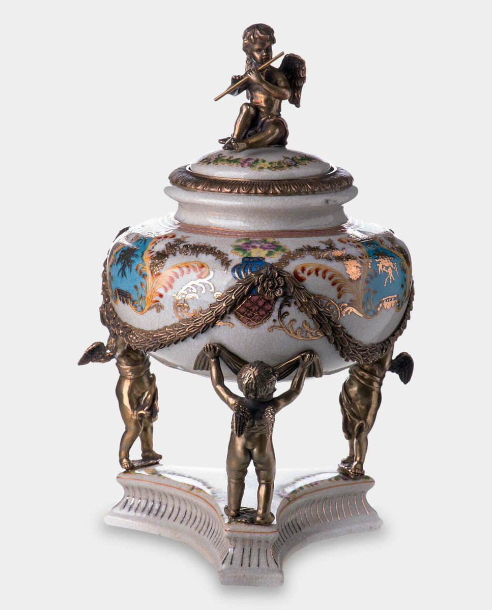 Porcelanowa Waza z Aniołkami na Podstawie z Brązu