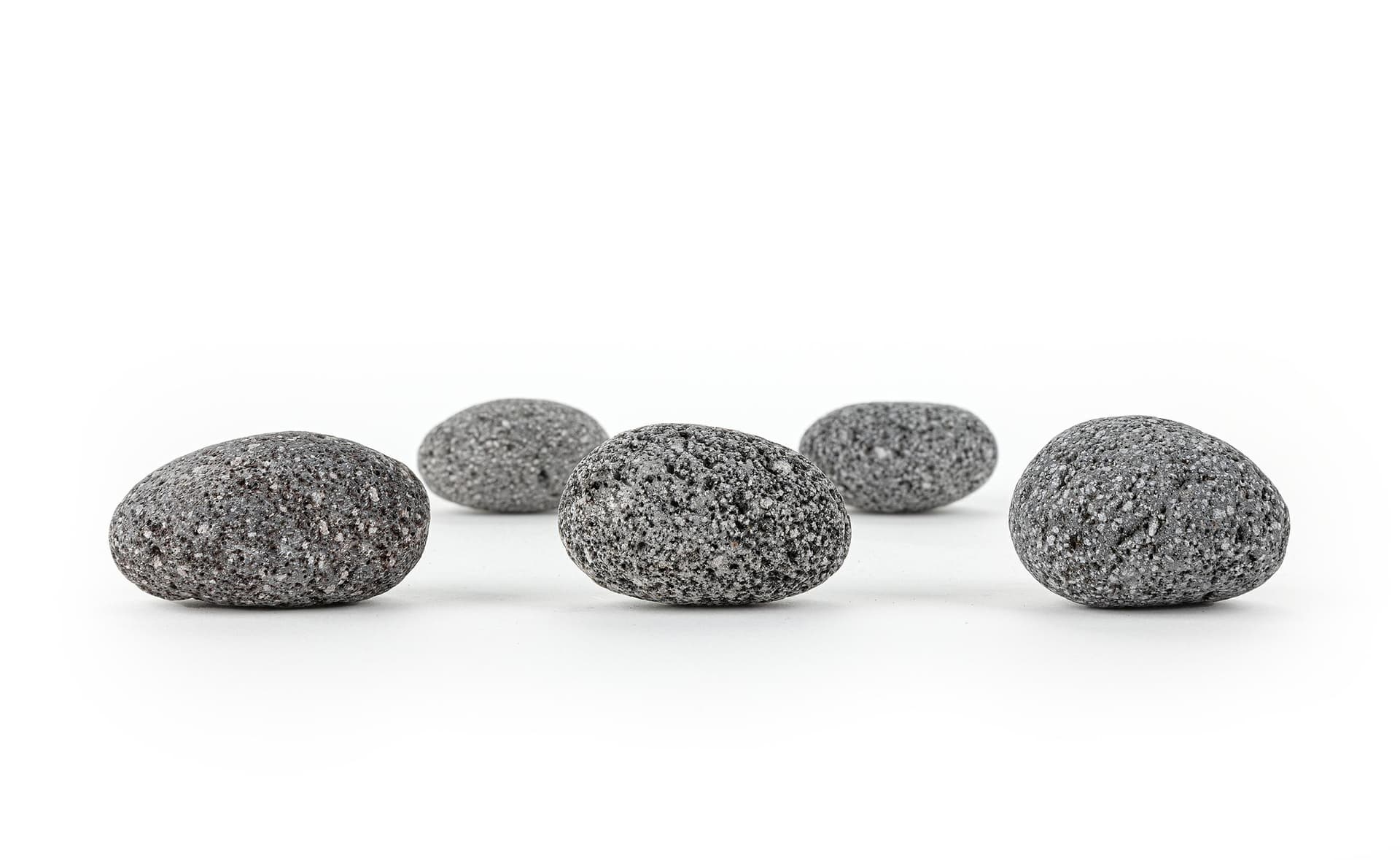 Фото - Декорація для акваріума Lawa czarna otoczaki pebbles 2-3cm 1 kg