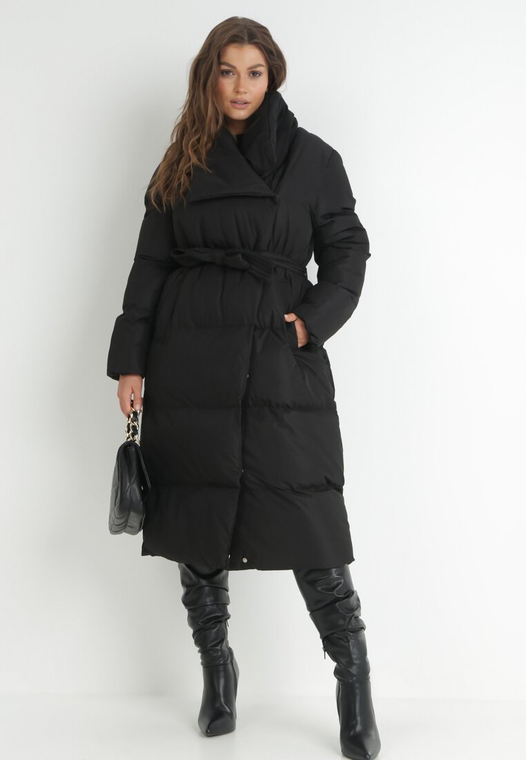 Czarna Kurtka Długa Pikowana z Wiązanym Paskiem Clysa