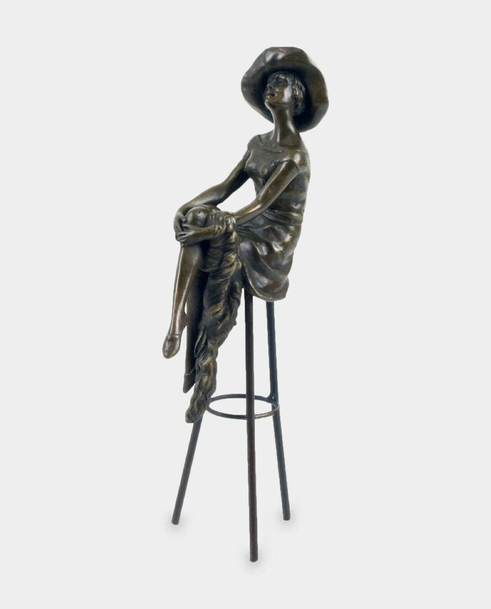Kobieta w Kapeluszu Siedząca na Stołku Rzeźba z Brązu