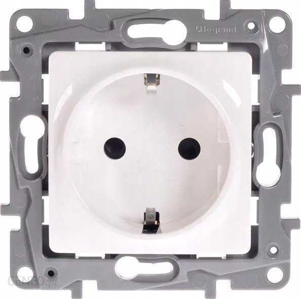 Legrand NILOE Gniazdo z przesłoną 2P+E SCHUKO 16A