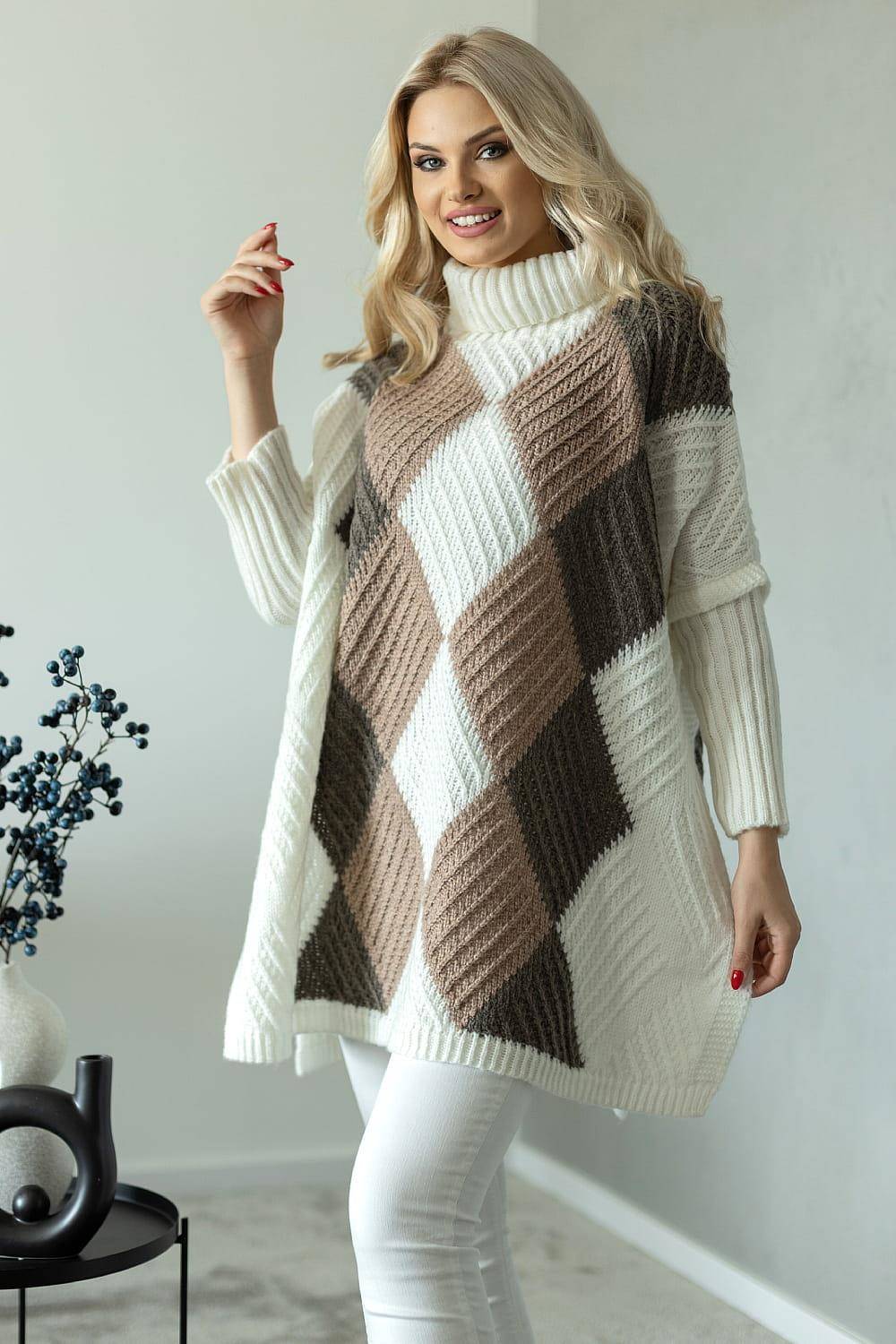 Kolorowy sweter jak ponczo z golfem wzór w romby kremowy - PeeKaBoo