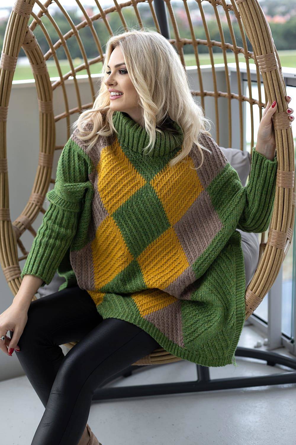Kolorowy sweter jak ponczo z golfem wzór w romby zielony - PeeKaBoo