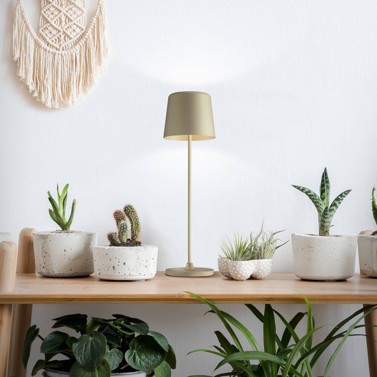 Brilliant Akumulatorowa lampa stołowa LED Kaami, ściemniana, złoty mat