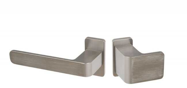 Gałko-klamka Wala na krótkim szyldzie H6S26L/G5S50/SK3S34G6 (rękojeść 26 mm, szyld 34 mm) powłoka inox, lewa