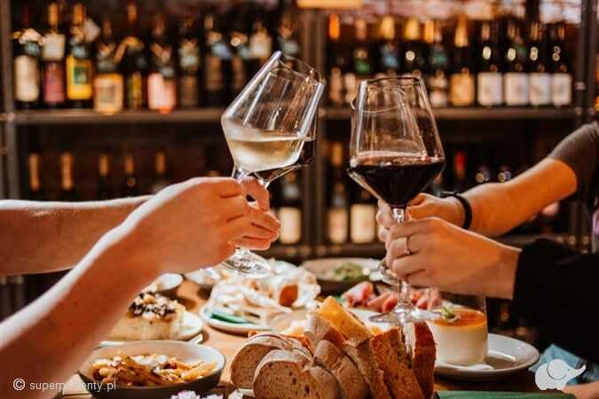 Kolacja z przyjaciółmi w Wine Garage