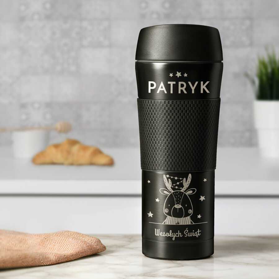 Czarny kubek termiczny z powłoką antypoślizgową i grawerem