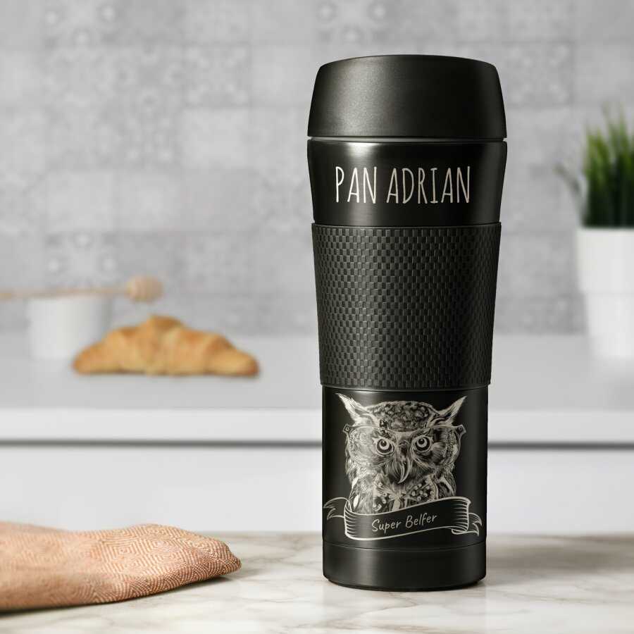 Czarny kubek termiczny z powłoką antypoślizgową i grawerem