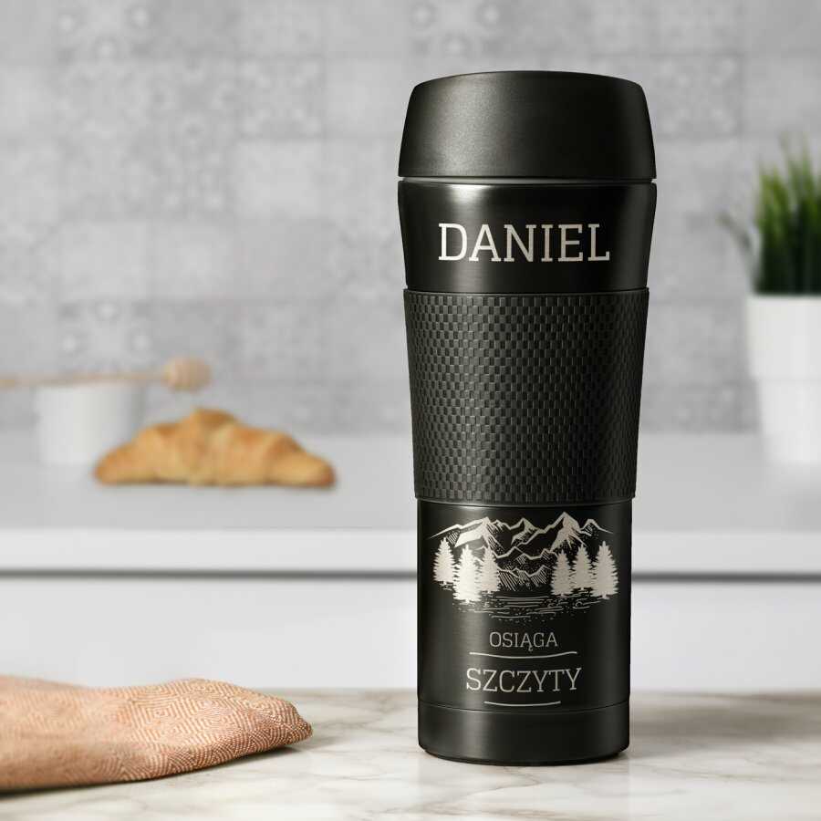 Czarny kubek termiczny z powłoką antypoślizgową i grawerem