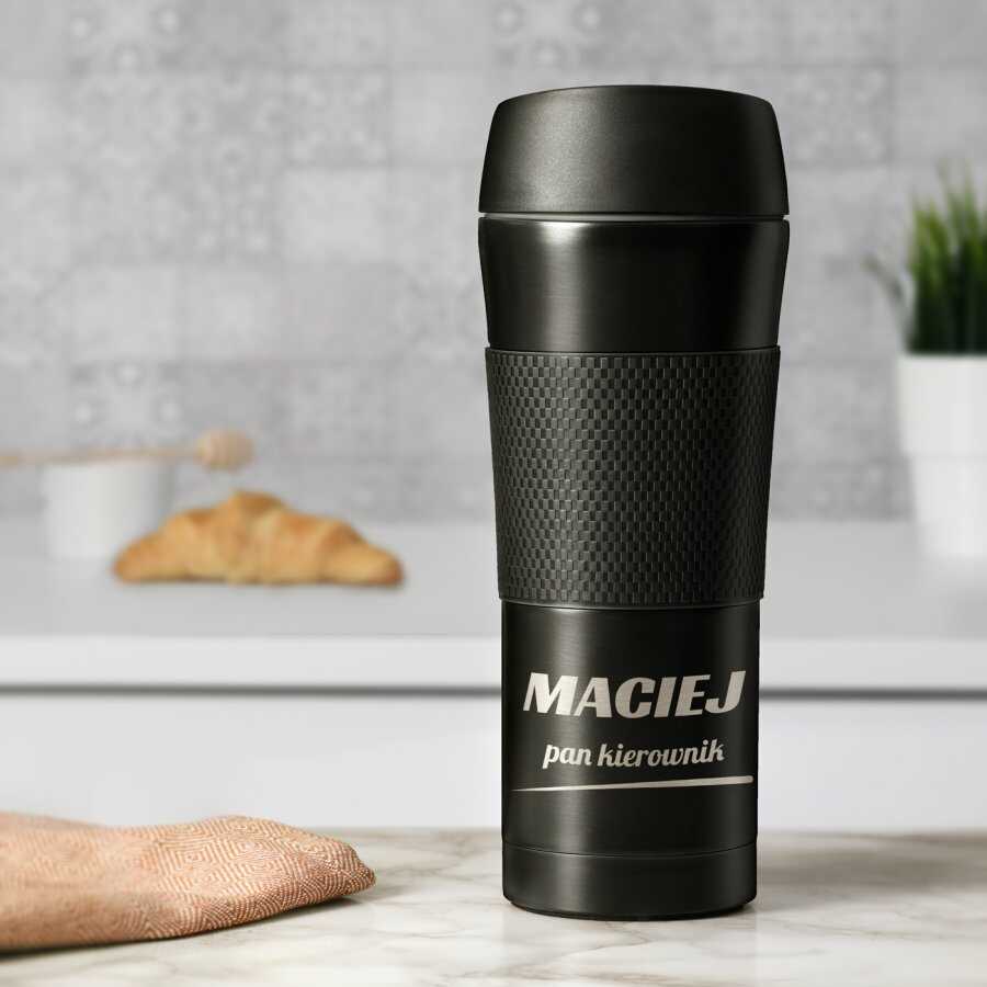 Czarny kubek termiczny z powłoką antypoślizgową i grawerem