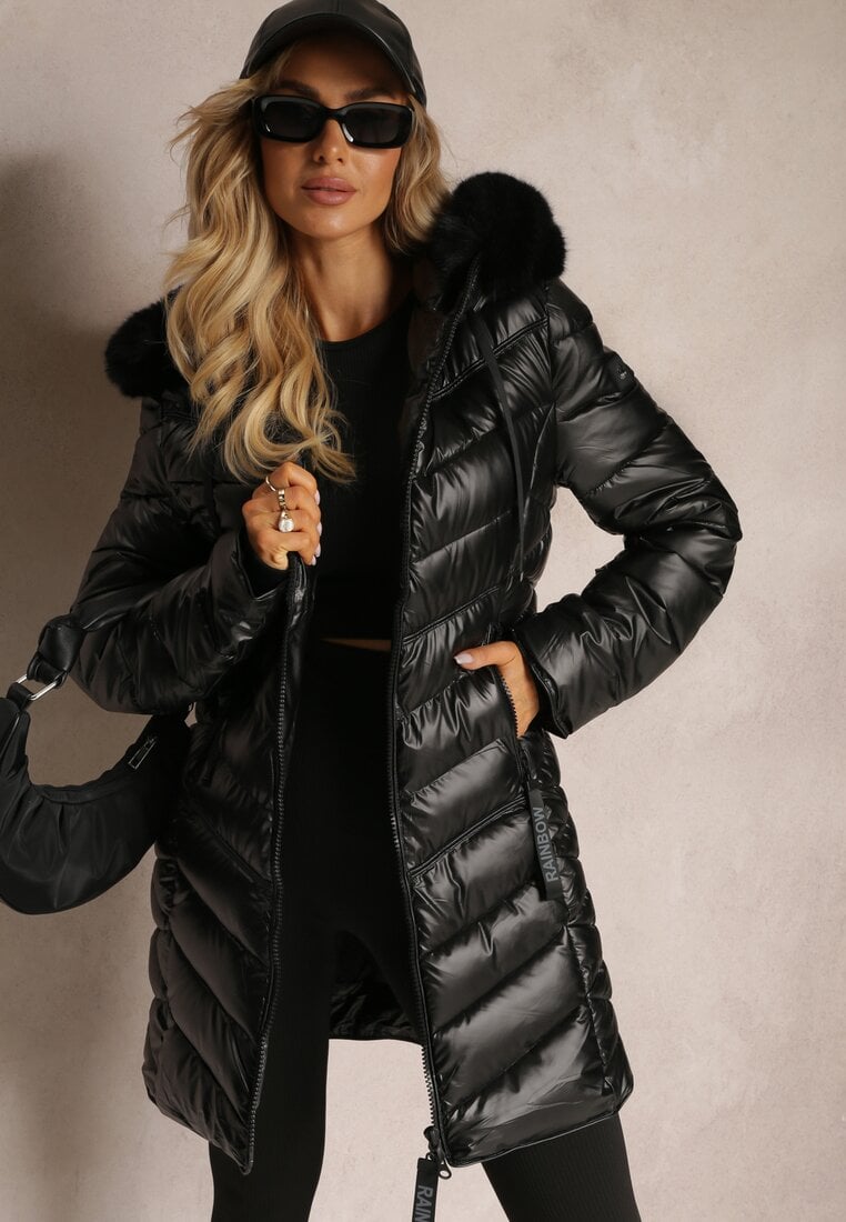 Czarna Ocieplona Kurtka Pikowana z Kapturem i Futrzanym Kołnierzem Varella