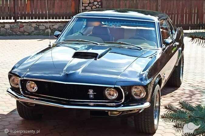 Jazda Fordem Mustang z 1969 r. na miejscu pasażera ulicami miasta - Białystok