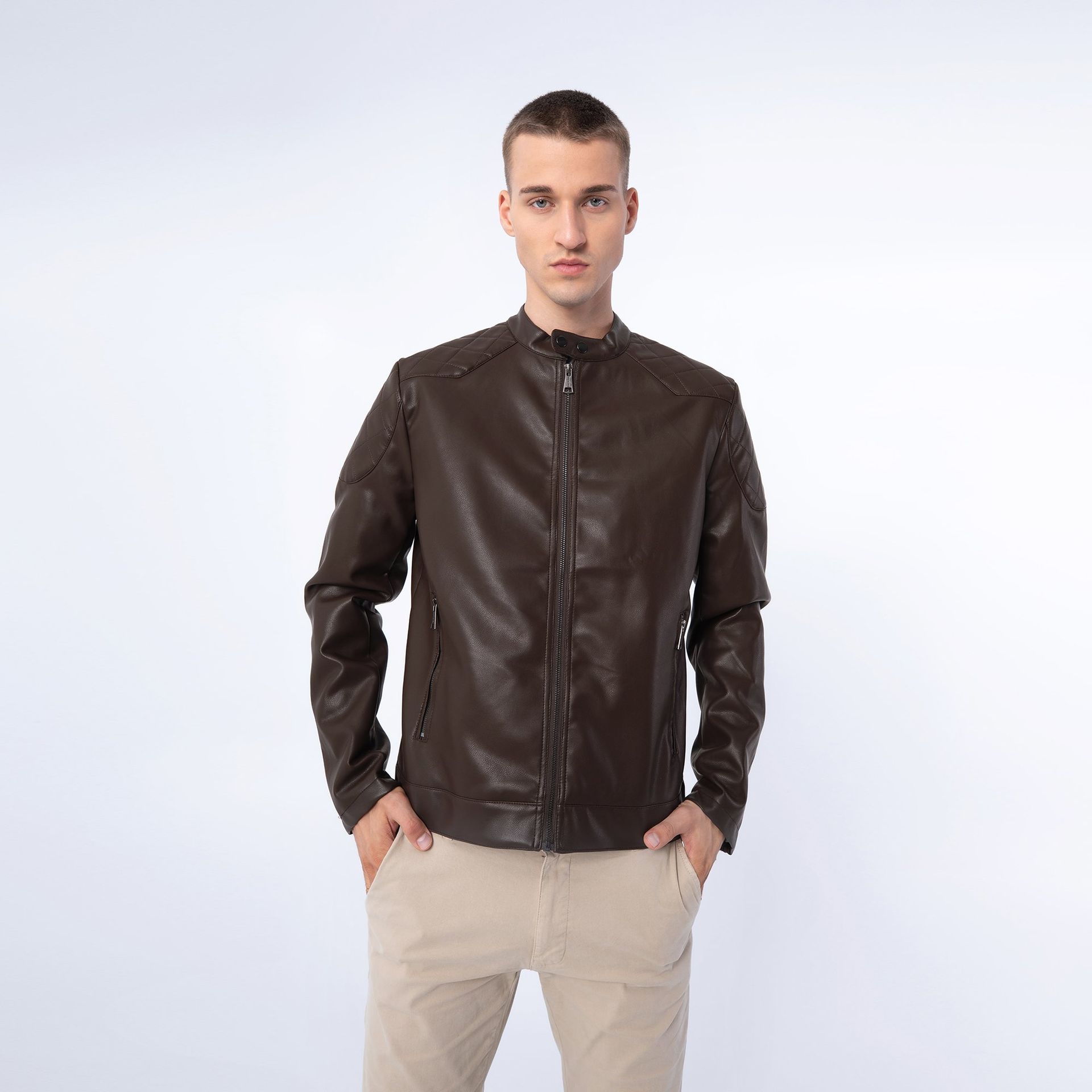 Męska kurtka z ekoskóry z pikowaniem na ramionach