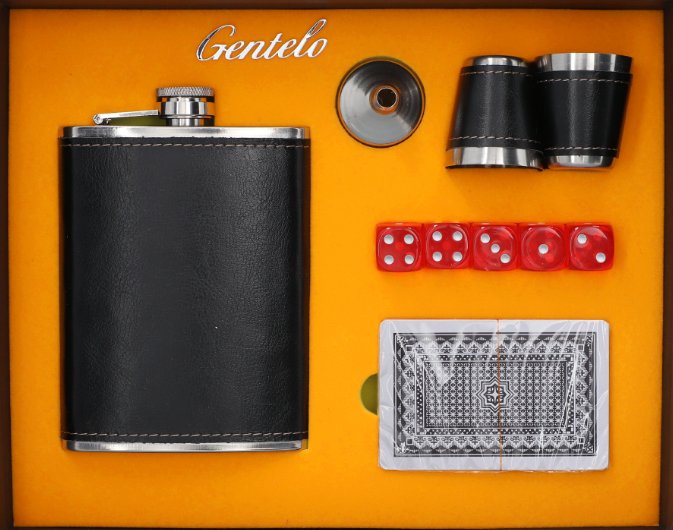 Piersiówka W Zestawie W Opakowaniu Prezentowym