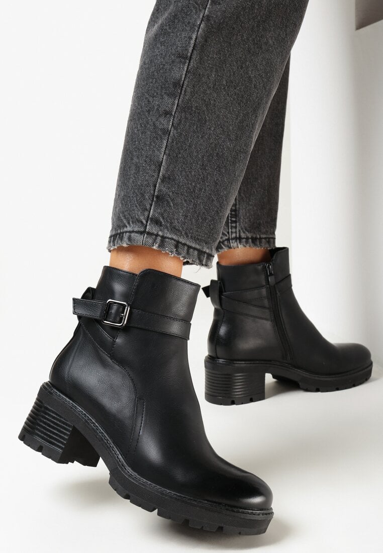 Czarne Botki na Słupku Ozdobione Paskiem z Małą Sprzączką Rabell