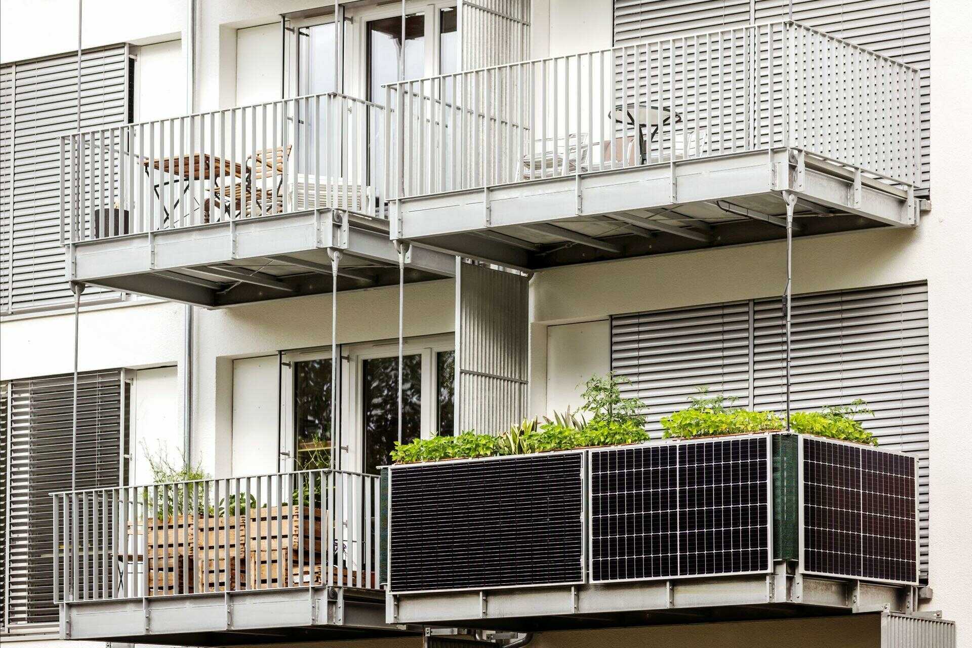 Fotowoltaiczny zestaw na balkon, taras, ogródek on-grid 1500W mikroinwerter+ 4 panele + wyposażenie