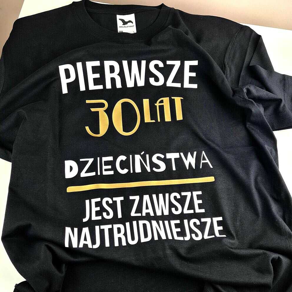 Koszulka na prezent - Pierwsze 20 30 40 50 60 70 lat dzieciństwa jest zawsze najtrudniejsze