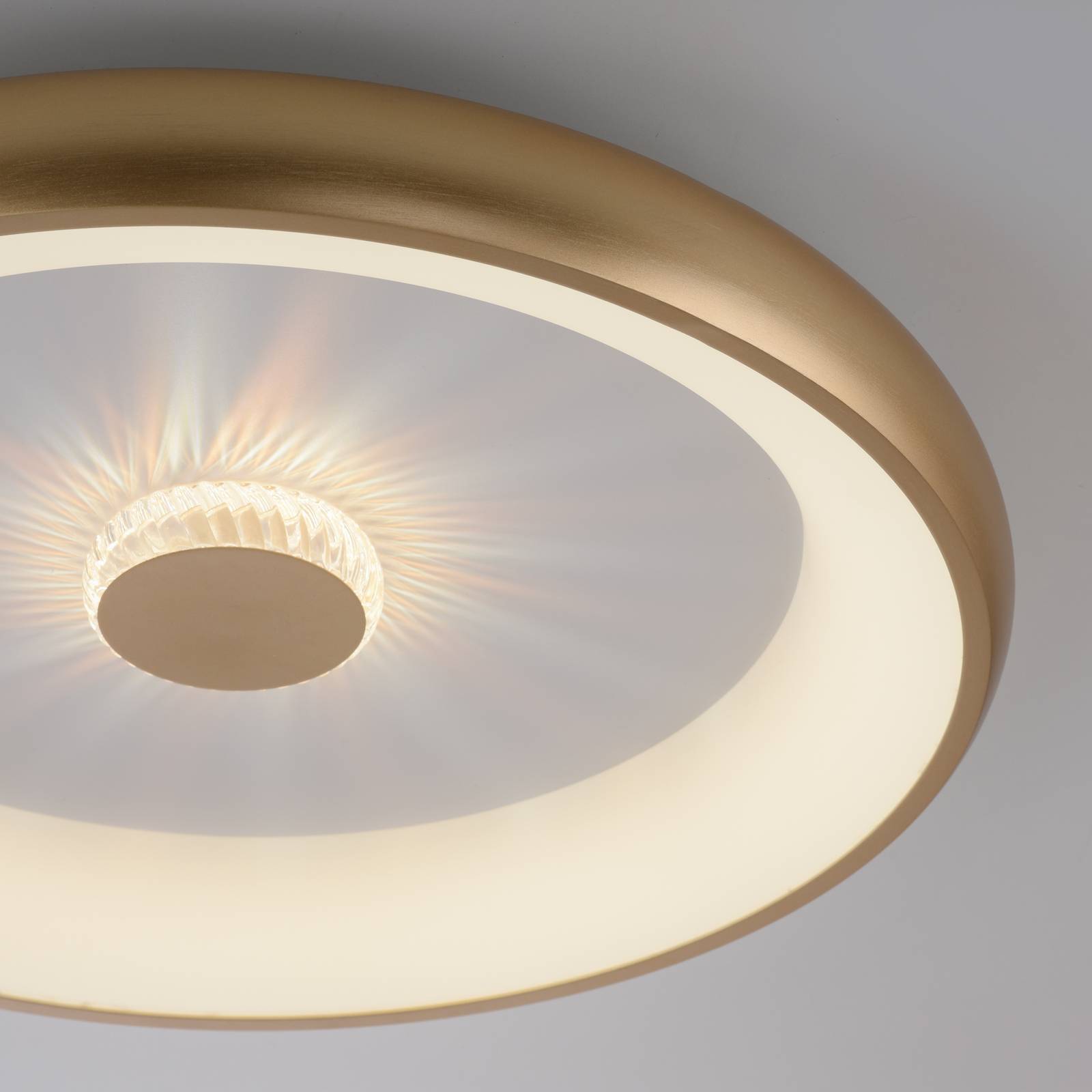 JUST LIGHT. Lampa sufitowa LED Vertigo, CCT, Ø 61,5 cm, mosiądz